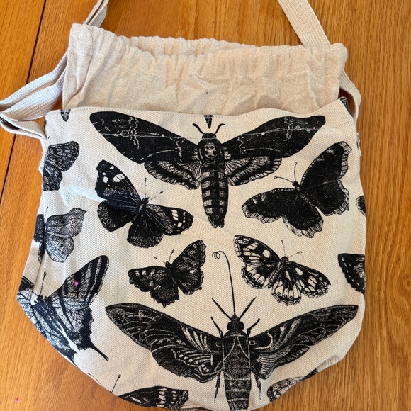 Draw string tote bag with adjustable strap, has an inscet print on both sides. - Picture 5 of 5